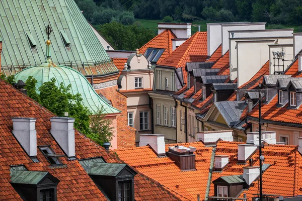Kilátás Történelmi Házak Tetejére Tetőtéri Ablakokkal Kéményekkel Varsó Óvárosában Lengyelországban — Stock Fotó