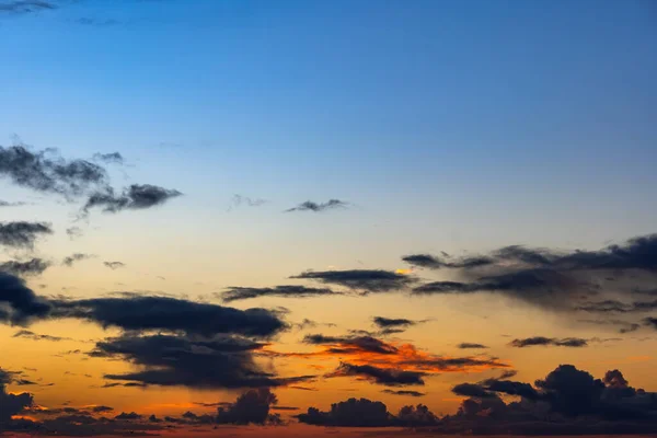 Der Himmel Bei Sonnenaufgang Ruhige Wolkenlandschaft Mit Vorüberziehenden Gewitterwolken Und — Stockfoto