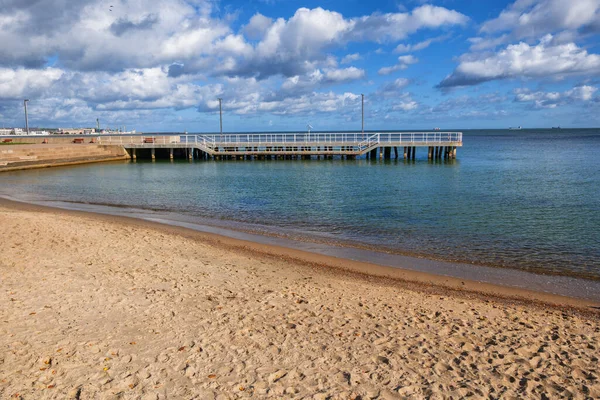 Piaszczysta Plaża Mini Pier Nad Bałtykiem Gdyni Polsce — Zdjęcie stockowe