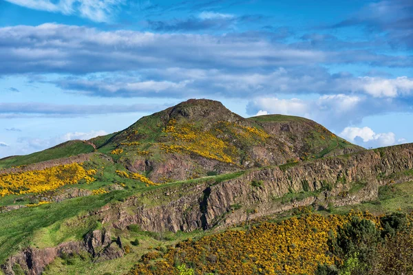 英国苏格兰爱丁堡的霍利罗德公园景观与阿瑟 萨特和索尔兹伯里 克莱斯 — 图库照片
