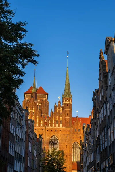 Basilikan Saint Mary Från Mariacka Street Vid Soluppgången Staden Gdansk — Stockfoto