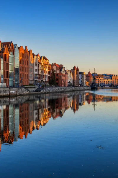 Stad Gdansk Bij Zonsopgang Polen Skyline Met Spiegelreflectie Water — Stockfoto