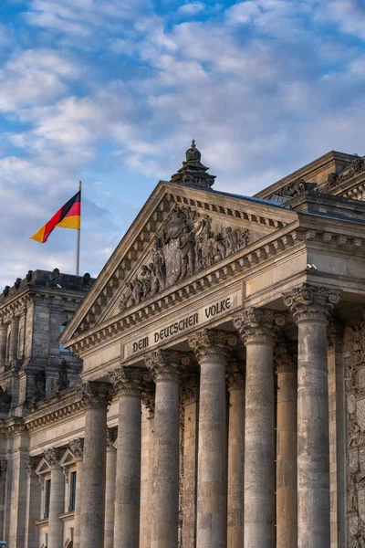 德国柏林科林斯坦柱上的国会大厦的石灰 新古典主义建筑 铭刻着 Dem Deutsche Volke 致德国人民 — 图库照片