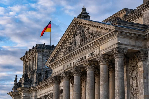 德国柏林科林斯坦柱上的国会大厦的石灰 新古典主义建筑 铭刻着 Dem Deutsche Volke 致德国人民 — 图库照片