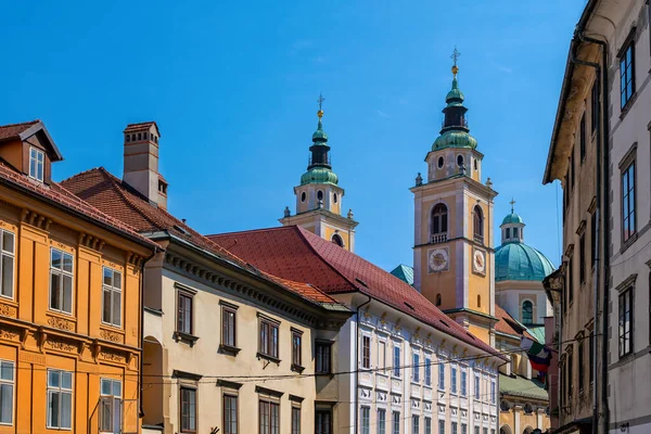 リュブリャナ旧市街のスカイラインとスロベニアのリュブリャナ大聖堂の塔 — ストック写真