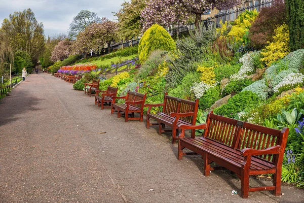 Wiosna Princes Street Gardens Aleja Ławkami Kwitnącymi Kwiatami Parku Publicznym — Zdjęcie stockowe