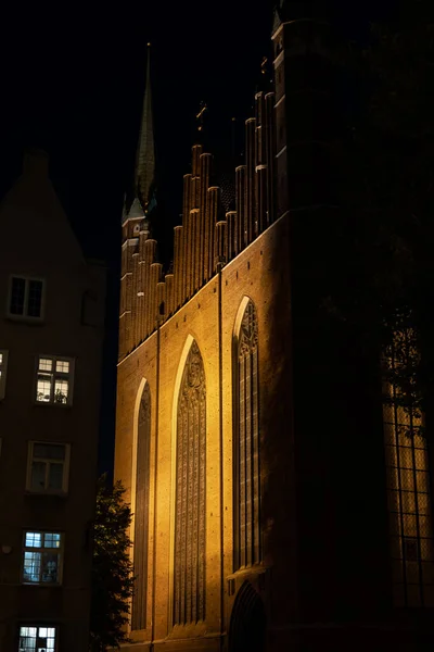 Kostel Marie Gotická Fasáda Osvětlena Noci Starém Městě Polském Gdaňsku — Stock fotografie