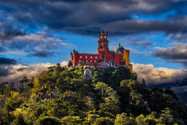 葡萄牙辛特拉的佩纳国家宫 19世纪的风景如画的城堡 位于辛特拉山脉森林覆盖的山顶上 — 图库照片