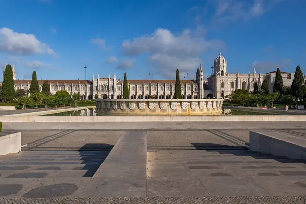Mosteiro Jerónimos Fonte Jardim Praca Imperio Lisboa Portugal Imagens De Bancos De Imagens