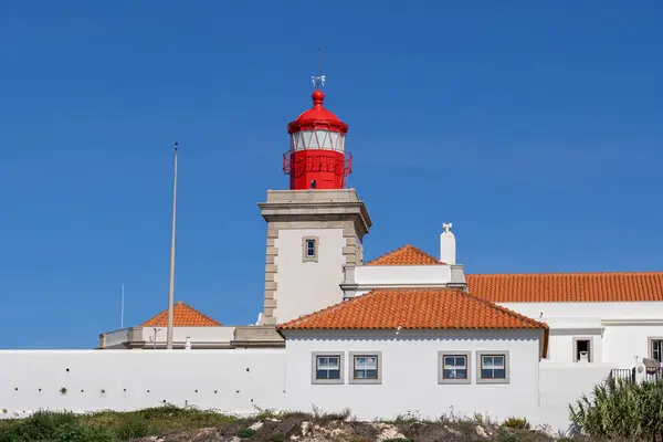 1772年葡萄牙的卡波 罗卡灯塔 正方形塔 红色灯笼从看门人的房子升起 图库图片