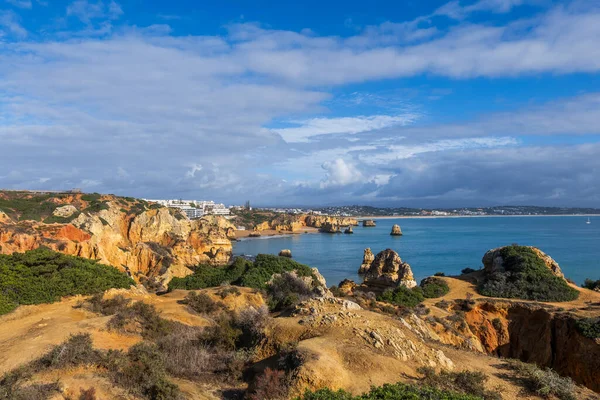 葡萄牙南部拉各斯大西洋沿岸的阿尔加夫风景如画的海岸线 图库图片