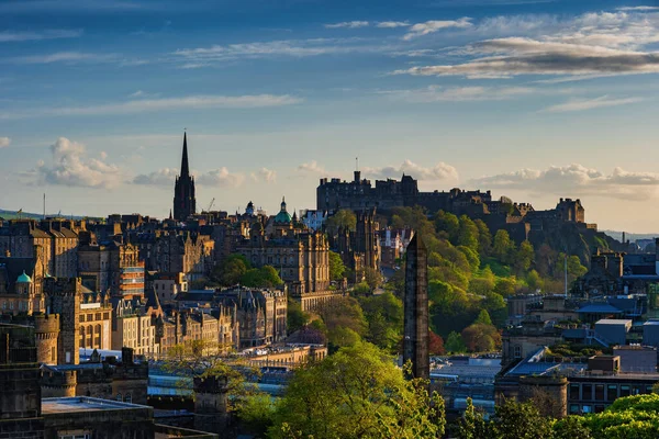 英国苏格兰爱丁堡市 日落时的旧城天际线 苏格兰首都的历史中心 免版税图库图片