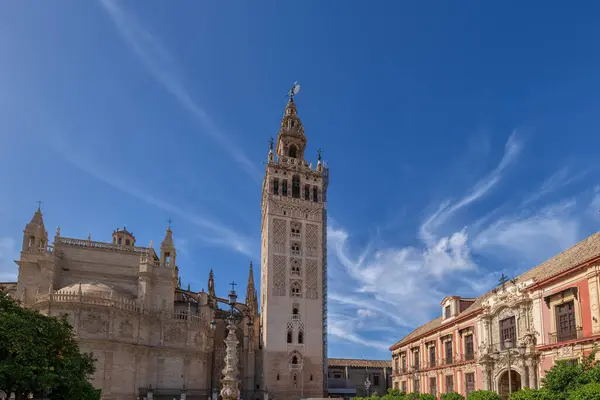 Kathedrale Von Sevilla Mit Glockenturm Der Giralda Und Erzbischöflichem Palast — Stockfoto