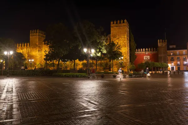 Koninklijke Alcazar Muur Vanaf Plaza Del Triunfo Nachts Sevilla Andalusië Stockafbeelding