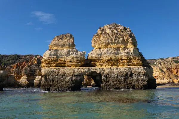 Costa Del Algarve Con Kissing Couple Rock Ponta Piedade Desde Fotos de stock libres de derechos