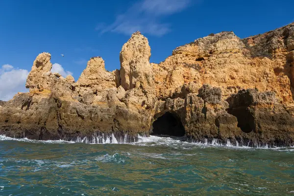 Costa Algarve Com Caverna Oceano Atlântico Lagos Portugal Fotos De Bancos De Imagens