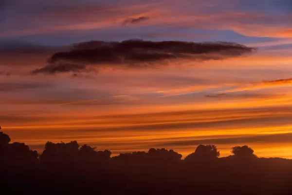 夕阳西下 天空平缓 云雾弥漫 自然的云彩背景 免版税图库照片