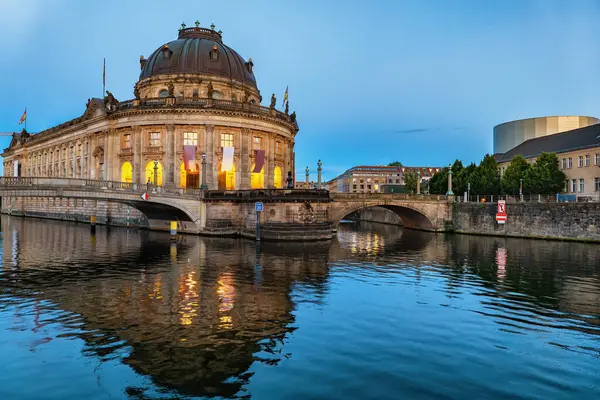 Akşamları River Spree Deki Bode Müzesi Almanya Nın Berlin Kentindeki Telifsiz Stok Fotoğraflar