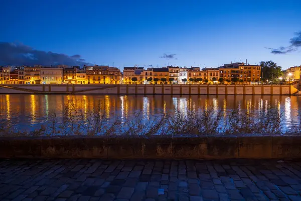 Triana District Skyline Vid Floden Guadalquivir Natten Staden Sevilla Andalusien Stockfoto