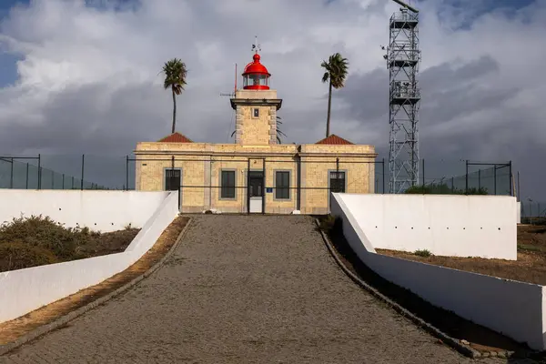葡萄牙阿尔加维拉各斯的Farol Ponta Piedade灯塔 1913年起的石塔 附有门房 图库图片