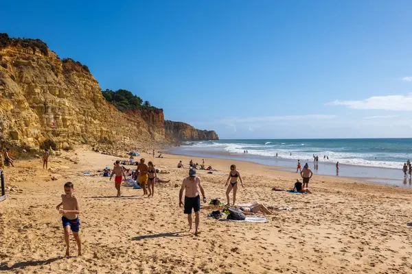 Lagos Algarve Portugalia Października 2023 Ludzie Relaksują Się Piaszczystej Plaży Obraz Stockowy