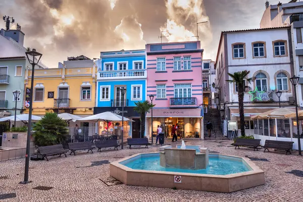 ラゴス アルガルヴェ ポルトガル 2023年10月19日 沿岸リゾートの噴水のある古い町の家屋や店舗 ロイヤリティフリーのストック画像