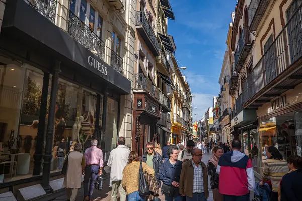Sevilla Spanien Oktober 2023 Menschen Der Von Geschäften Gesäumten Calle Stockbild