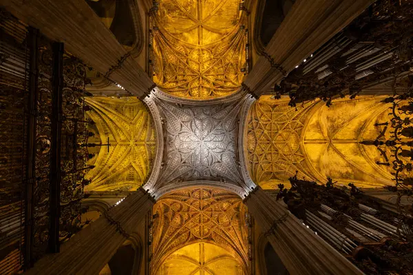 セビリア アンダルシア スペイン 2023年10月23日 セビリア大聖堂の内装 中世の教会の天井のリブ付きの金庫 ゴシック建築 都市のランドマーク ロイヤリティフリーのストック画像