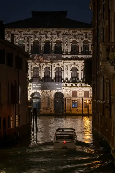 イタリア ヴェネツィア 2024年3月18日 カペサロ国際現代美術館 グランド運河に面した美術館とバロック様式の宮殿 ストック写真