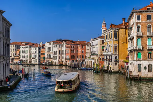 Venedig Italien März 2024 Stadtsilhouette Mit Canal Grande Und Vaporetto Stockbild