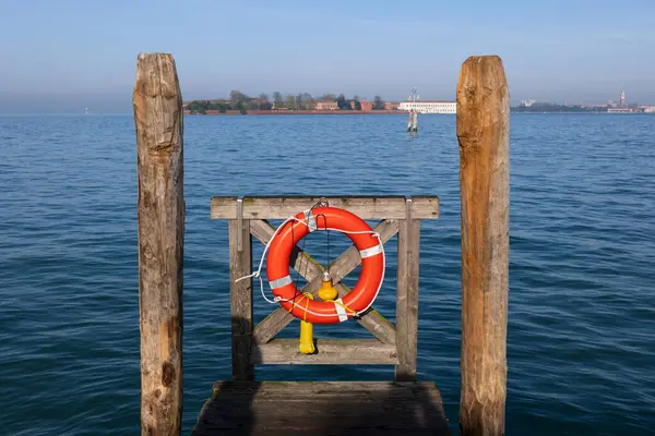 Livbälte Med Rep Och Lampa Slutet Piren Venetianska Lagunen Venedig Stockfoto