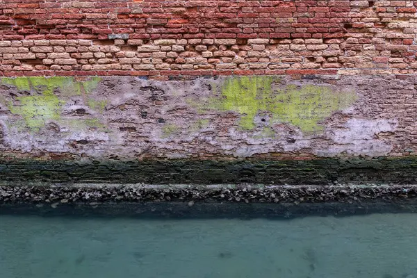 Старий Вивітрений Фон Стіни Каналі Венеції Італія Гранж Виглядає Цегляною Стокове Зображення