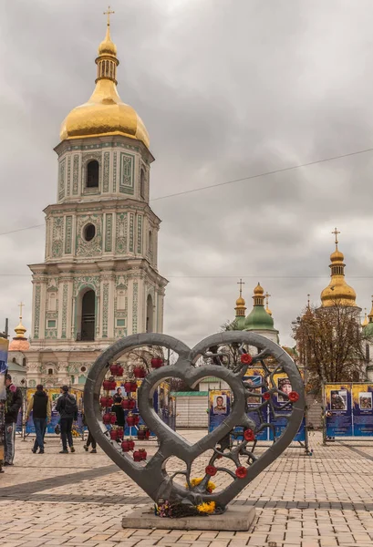 Kyiv Ukraine Ktz 2022 Lampy Instalacyjne Stalowe Serce Azowa Oraz — Zdjęcie stockowe