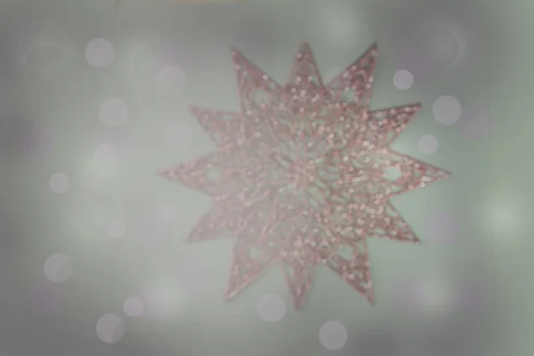 グレーの装飾的な雪の結晶とクリスマスや新年の背景をぼやけている バナー カレンダー はがきの背景 — ストック写真
