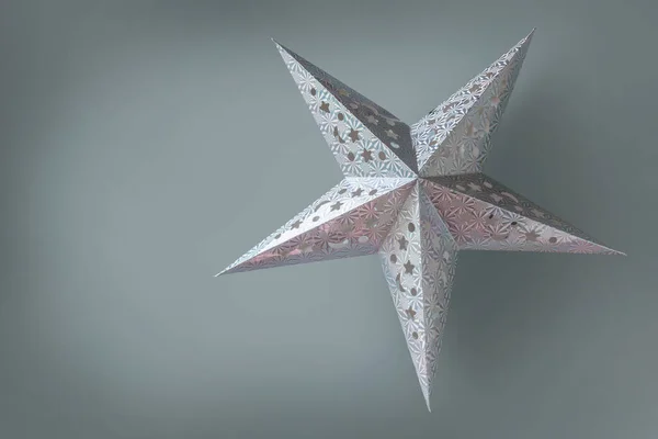 Yıldız Formunda Gümüş Kağıt Fener Gri Arka Planda Noel Süslemesi — Stok fotoğraf