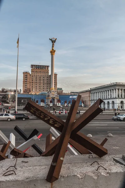 Kyiv Ukraine 2023年1月2日 ロシアとウクライナの戦争 独立広場とKhreschatyk通りのウクライナの首都の中心部にある対戦車ハリネズミ — ストック写真