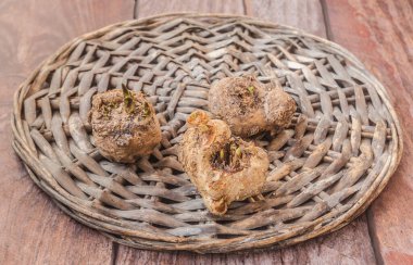 İlkbaharda ekmek için filizlenen bitkisel tomurcukları olan üç Calla ampulü veya Calla borusu veya Zantedeschia yumrusu.