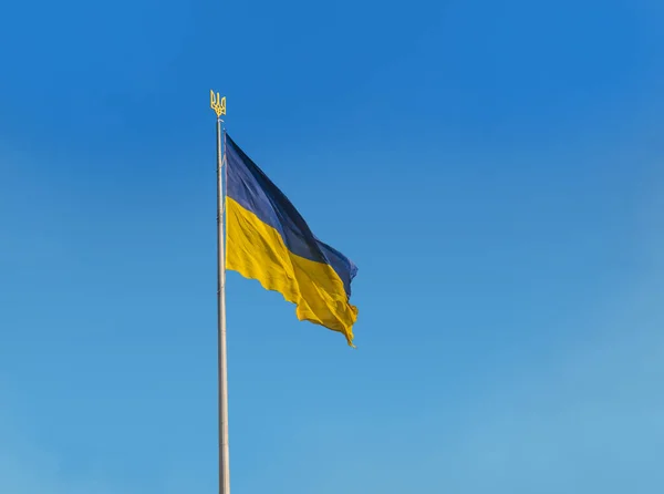 Bandeira Voadora Ucrânia Com Tridente Céu Azul Símbolos Estatais Ucrânia — Fotografia de Stock