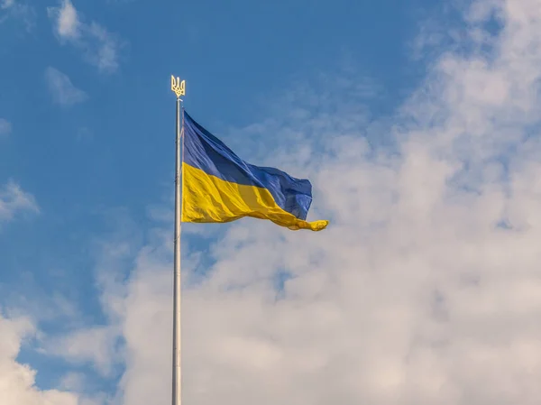 Powiewająca Flaga Ukrainy Trójzębem Błękitnym Niebie Symbole Państwowe Ukrainy — Zdjęcie stockowe