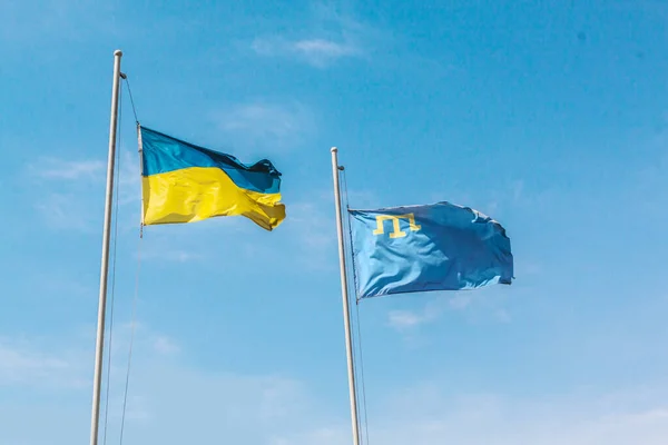 Bandeira Voadora Ucrânia Crimeia Céu Azul Símbolos Estatais Ucrânia — Fotografia de Stock