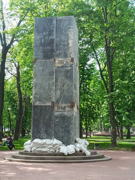 Kyiv Ukraine May 2022 在俄罗斯侵略乌克兰期间位于基辅Kotlyarevsky广场的受投射保护的Kotlyarevsky纪念碑 — 图库照片