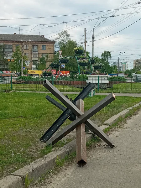 Kyiv Ucraina Maggio 2022 Barriere Anticarro Sullo Sfondo Aiuola Alla — Foto Stock