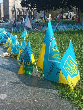 UKRAINE, KYIV-OCT 24, 2023: Ukrayna bayrağı Ukrayna, Kyiv 'in mağlup olmuş savunucularının anısına Khreshchatyk' e isim ve çağrı işareti.