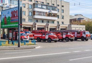 KIEV, UKRAINE - 3 Mart 2014: Kiev, Ukrayna 'daki itfaiye istasyonuna dört itfaiye aracı.