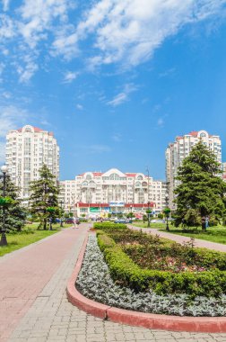Kyiv, Ukrayna - 19 Mayıs 2014: Kyiv 'de güneşli bir günde Obolonsky Caddesi.