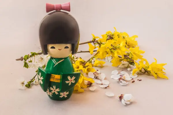Japán Hagyományos Baba Kokesha Mellett Egy Virág Forsythia Szürke Alapon — Stock Fotó