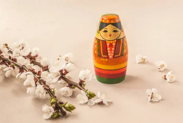 Játék Szuvenír Stilizált Mint Egy Tatár Lány Mellett Virágzó Ágak — Stock Fotó