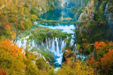 Plitvice Gölleri Ulusal Parkı Serene Ormanında Sonbahar Şelalesi