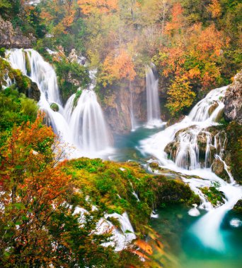 Plitvice Gölleri Ulusal Parkı Serene Ormanında Sonbahar Şelalesi