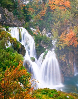 Plitvice Gölleri Ulusal Parkı Serene Ormanında Sonbahar Şelalesi